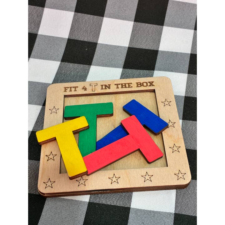 Fit 4 T in the Box – Jeu de stratégie et de mémoire en bois pour la vente par The Lantern Boutique