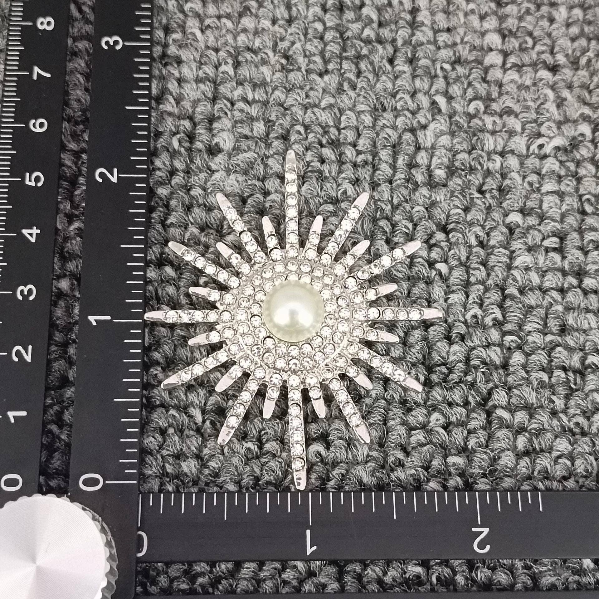 Mio Queena – Engroshandel Broche – Solsikke-broche i metal med cubic zirkonia2