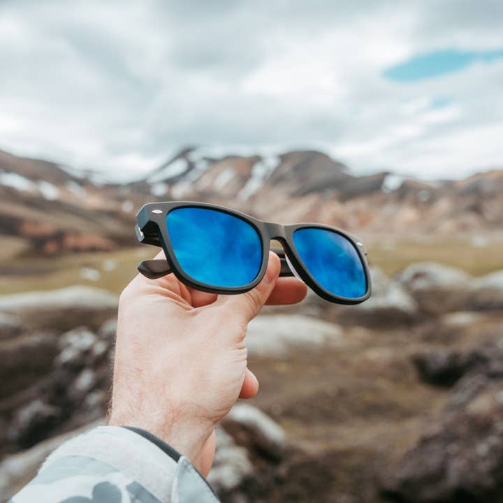 GOWOOD - Wholesale Sunglasses - Unisex - Walnut Wood Sunglasses with Blue Mirrored Polarized Lenses3