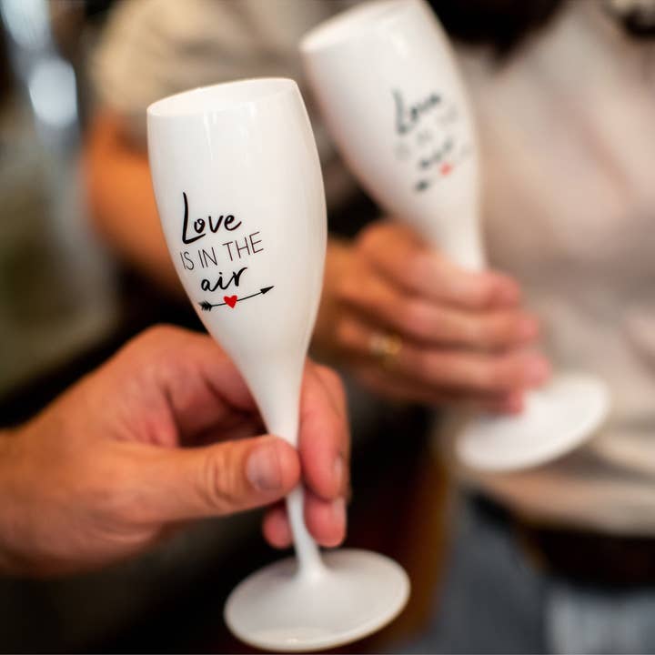 Algodón blanco Copa de champán CHEERS No. 1 EL AMOR ESTÁ EN EL AIRE de venta al por mayor en Faire