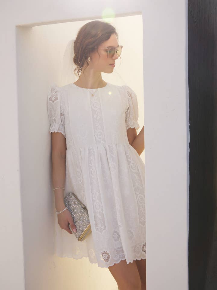 BABYDOLL MINIKJOLE MED BLOMSTERBRODERI OG KANT for engroshandel hos in february