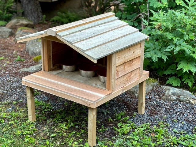 UnderCover Pet Houses - Wholesale Pet Elevated Bowl - Cat/Dog - Outdoor Cat Feeding Station with Raise Platform and Extended Roof - Food Shelter for Feral Cats7