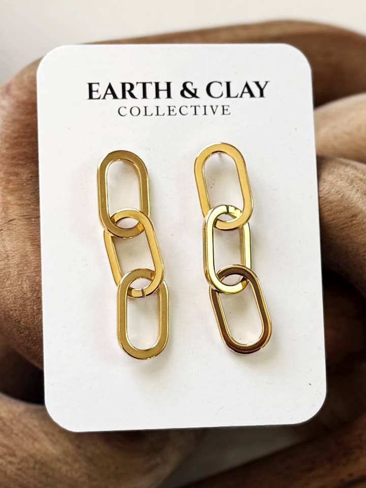 Pendentifs Ovales en Chaîne Dorée pour la vente par Earth + Clay Collective