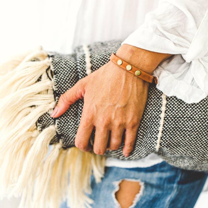 3 Dott Läderarmband - Antik Mässing för wholesale av Giving Bracelets