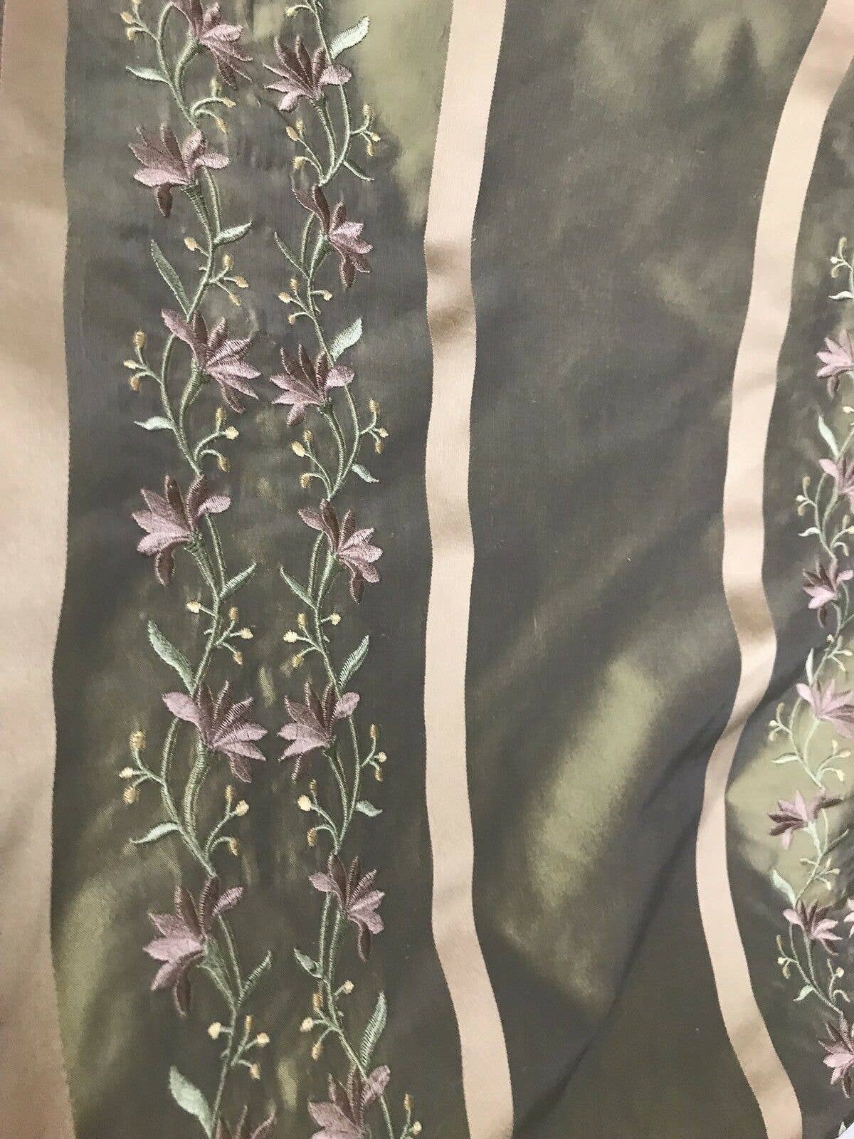 Fancy Styles Fabric - Vente Tissu - NOUVEAU ! VENTE ! Tissu brodé de taffetas 100% soie Duchesse Adele - Vert avec fleurs lavande6