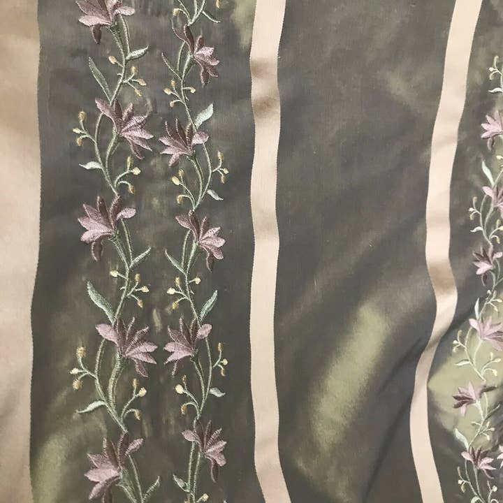 Fancy Styles Fabric - Vente Tissu - NOUVEAU ! VENTE ! Tissu brodé de taffetas 100% soie Duchesse Adele - Vert avec fleurs lavande6