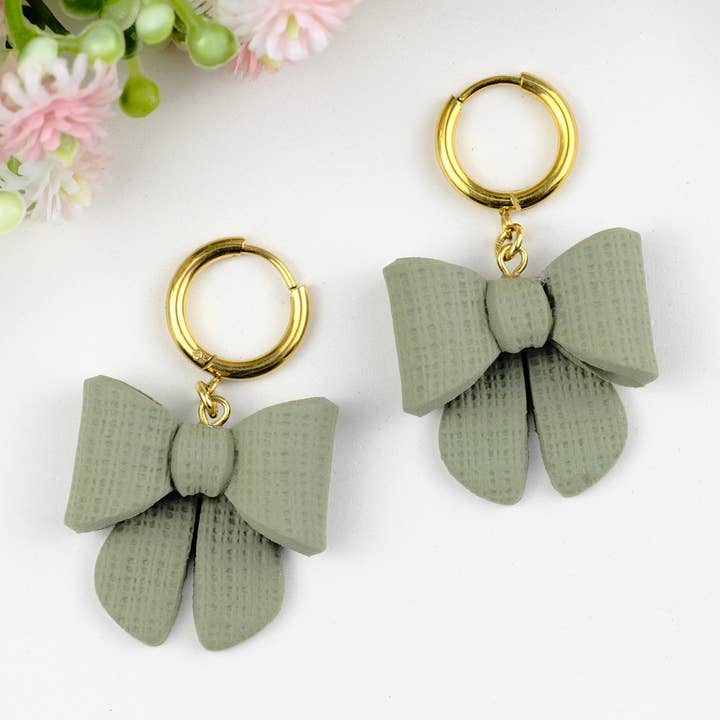 Camo Grønne Teksturerede Sløjfe Polymer Ler Øreringe for engroshandel hos Mom’sClayCo