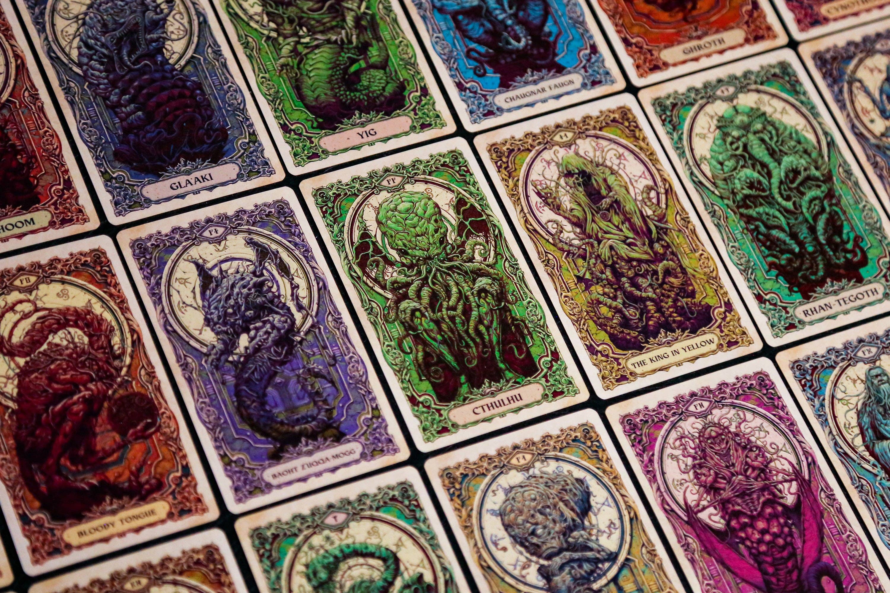 Vermilion Collection - Wholesale Tarot Cards - Reflections on the Wall Cthulhu Mythos Oracle6