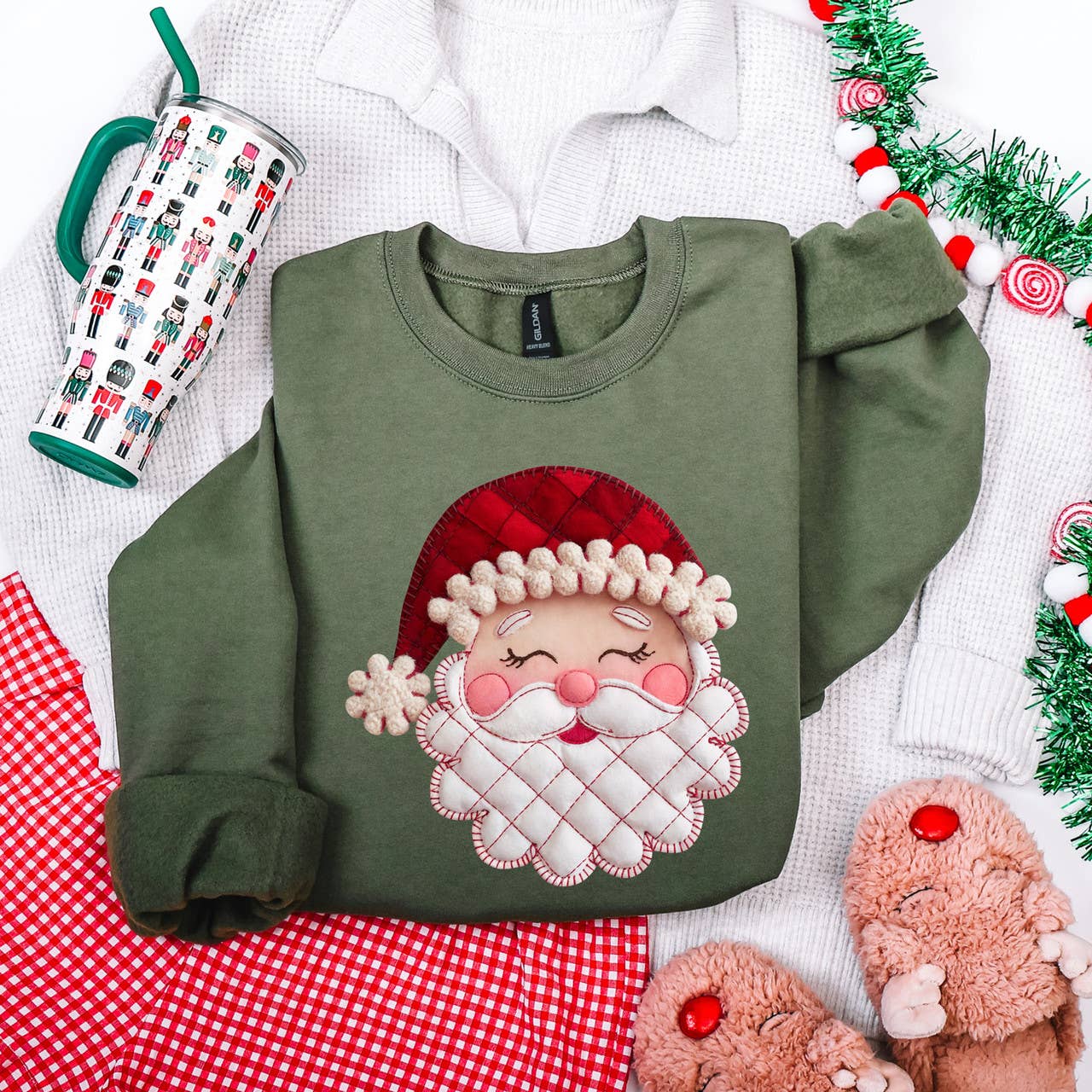 Trendy Tee Co. – wholesale T-shirt (graphic) – unisex – Cozy Patchwork Santa Sweatshirt2