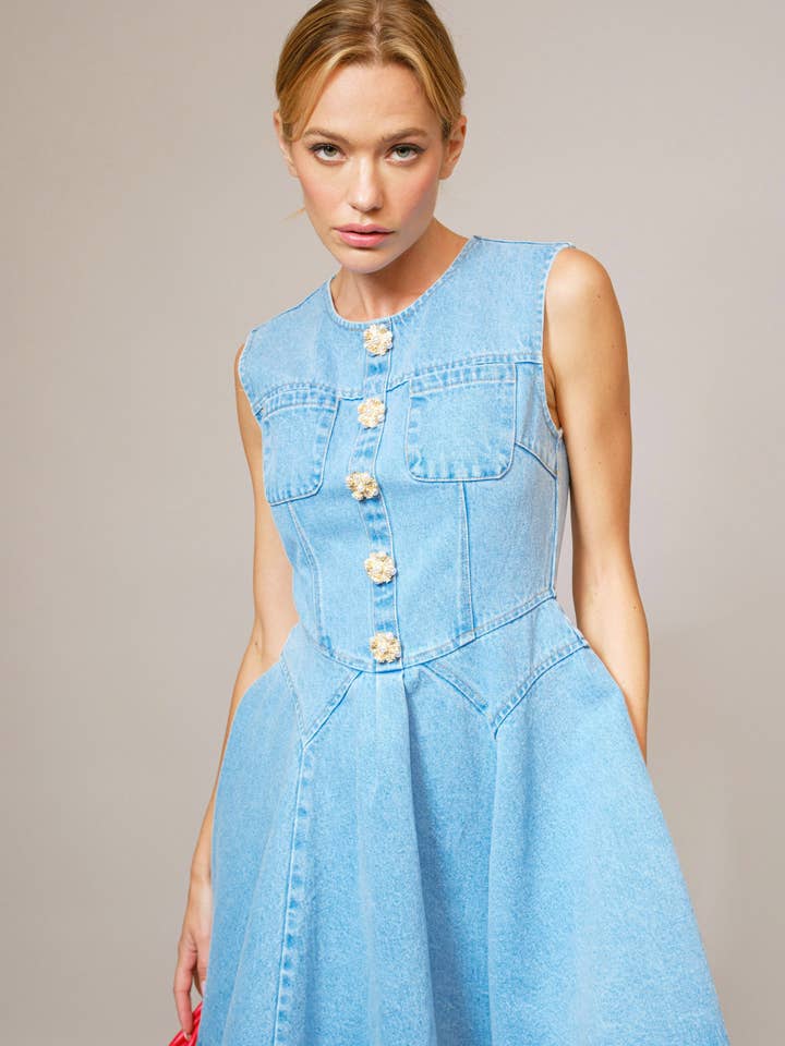 Robe courte en jean évasée avec boutons bijoux pour la vente par Blue B