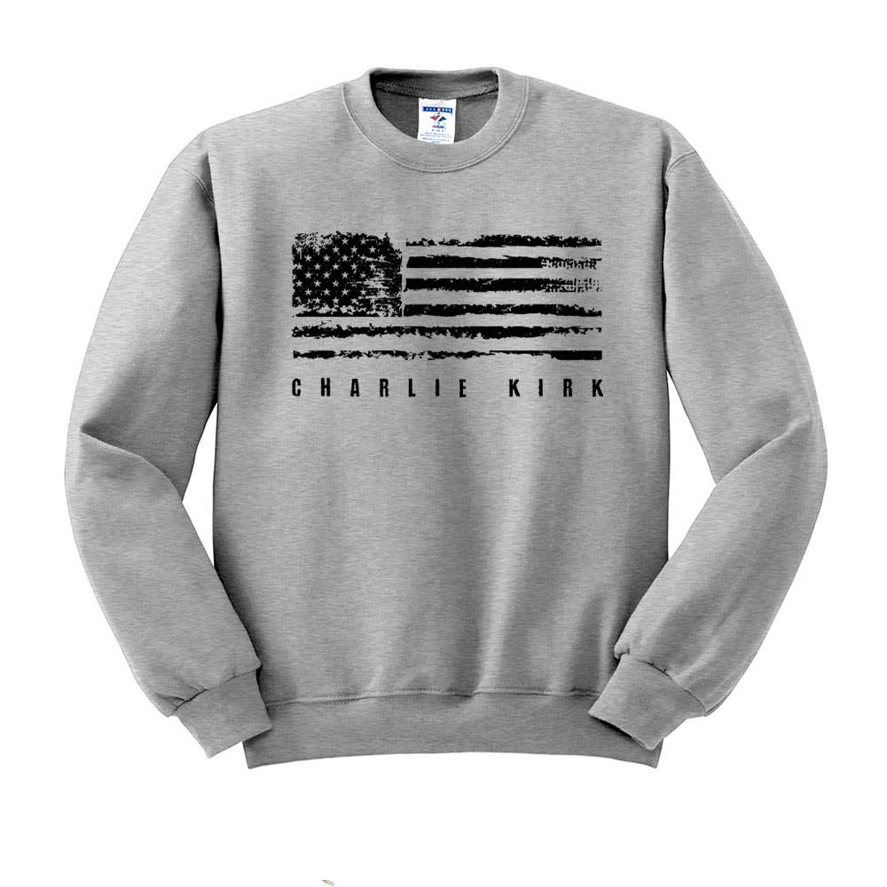 God And Glory Gifts – Camisola gráfica - Mulher por atacado – Camisola com Gola Redonda Charlie Kirk Bandeira Americana dos EUA Desgastada3