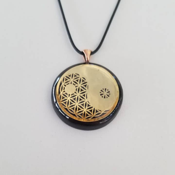Spirit Elevations – Engroshandel Vedhæng/charm – Orgonite® vedhæng - Yin Yang Flower of Life Orgone Amulet vedhæng med kvarts krystal. Beskyttelse mod Emf /Rf Stråling af mobiltelefon1