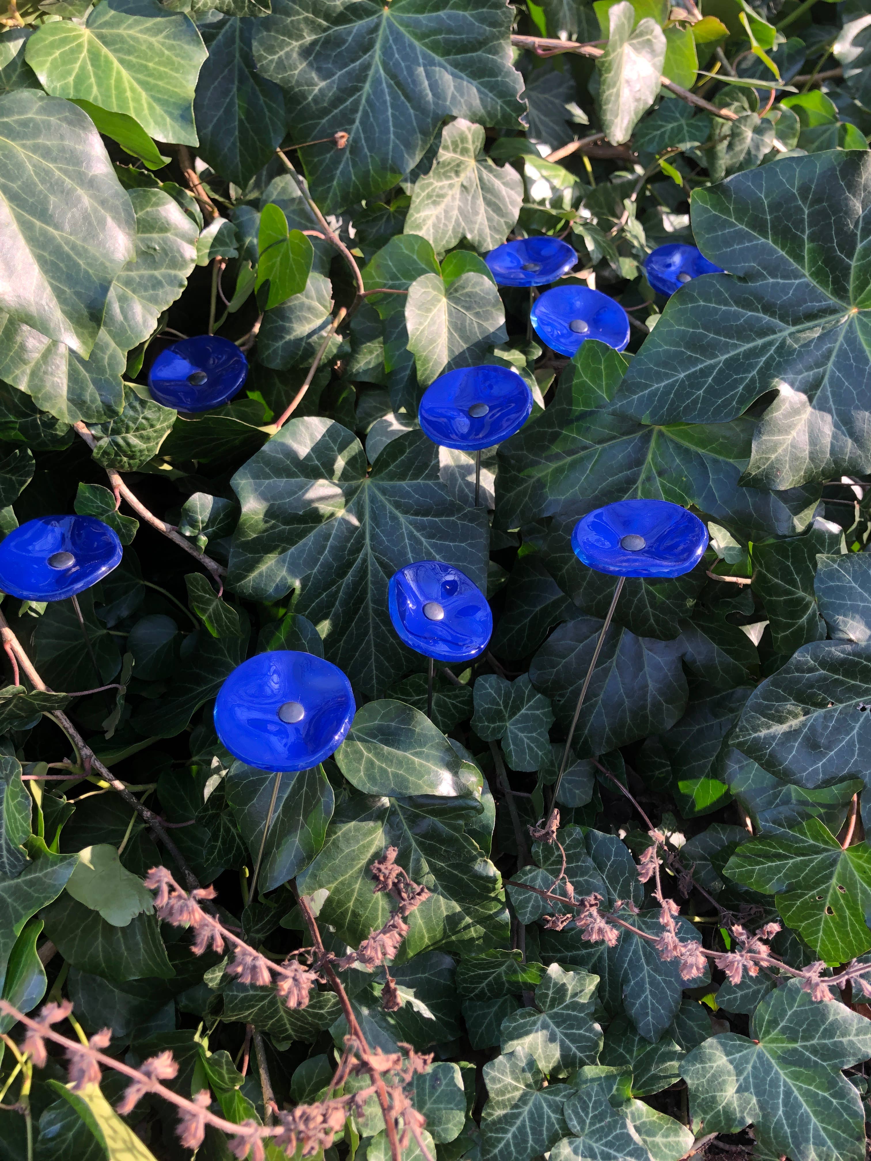 CARNEOL GLASS - Wholesale Garden/Lawn Stake - Small Glass Flower For Outside In L.Blue8