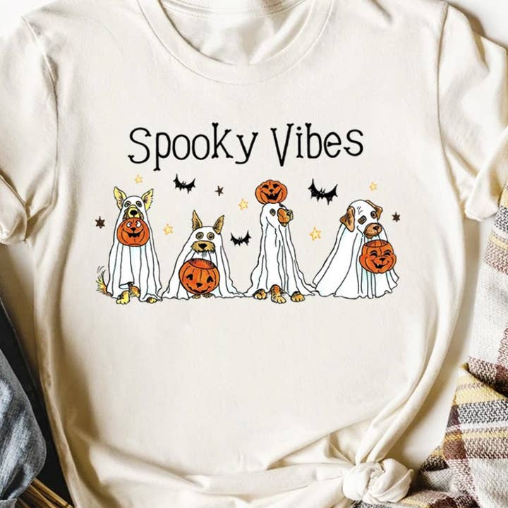 T-shirt Spooky Vibes Dressed Up Like Ghosts pour la vente par Peach Closet