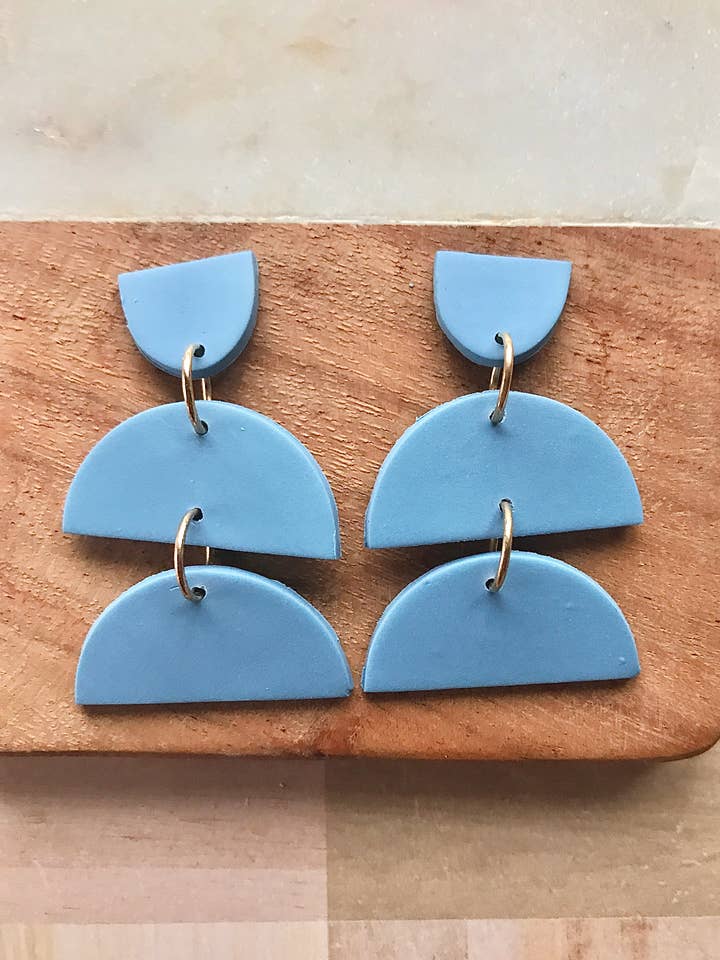 Boucles d'oreilles en argile moderne bleu pervenche pour la vente par Sun Sprinkles