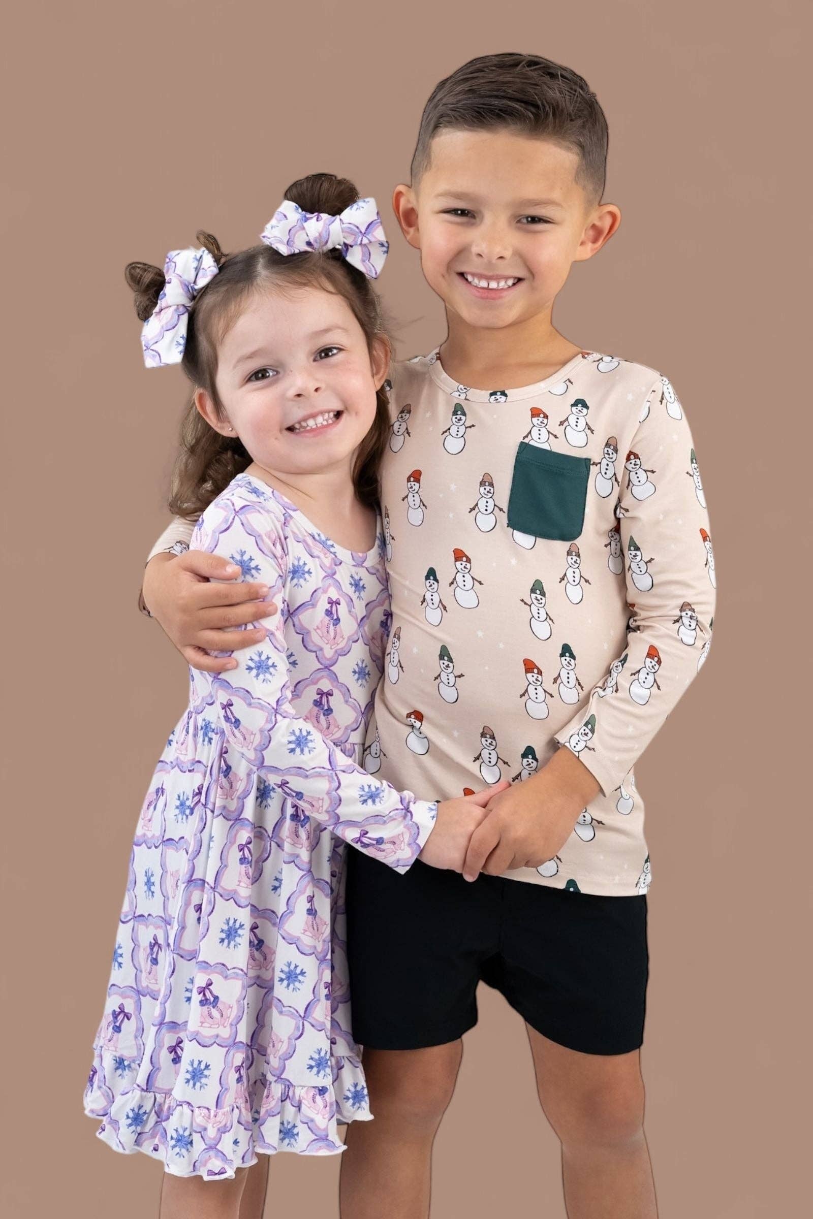 Dream Big Little Co. – T-shirt - Crianças por atacado – T-SHIRT DE BOLSO SONHO AMIGOS GEADOS3