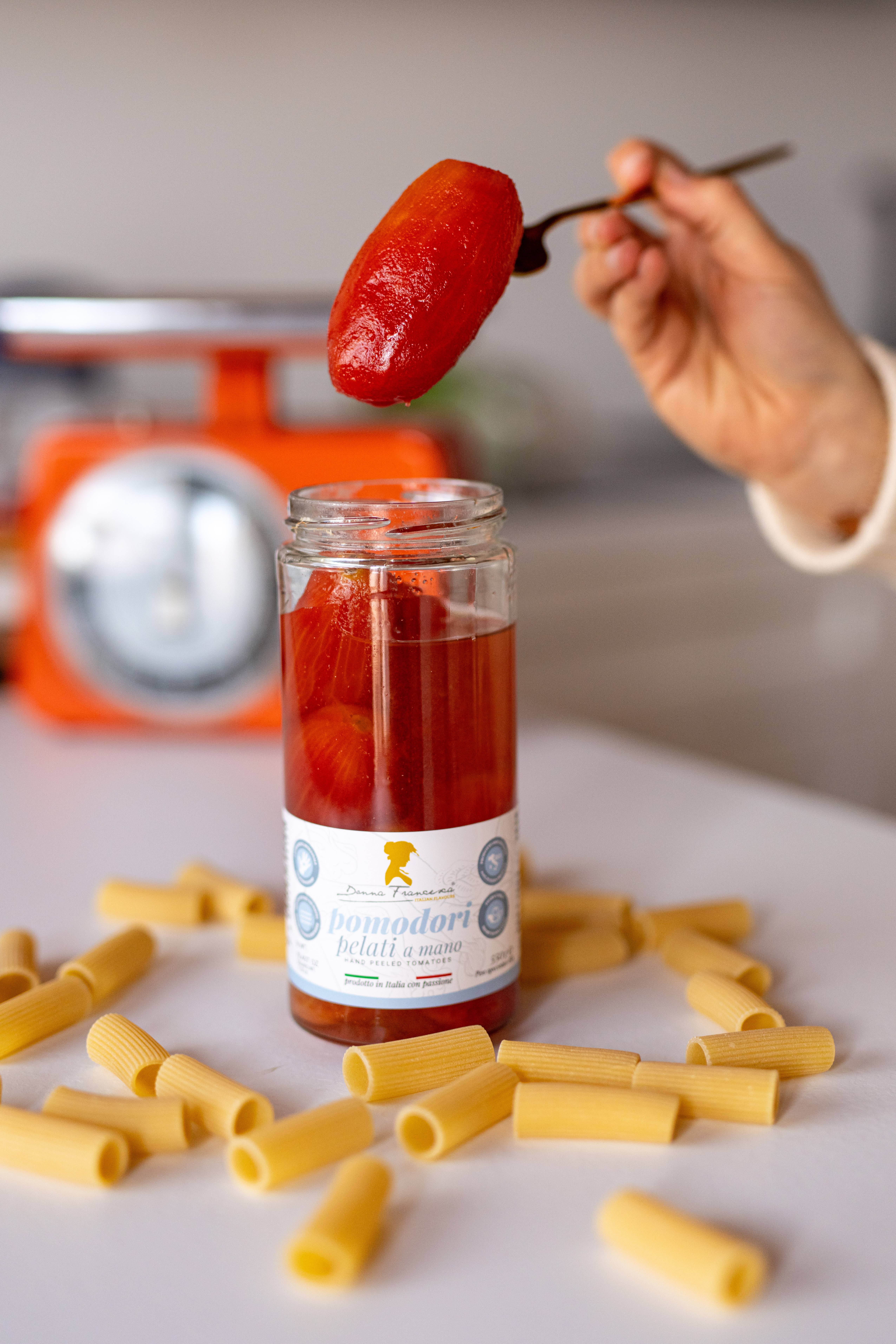 Donna Francesca - Wholesale Sauce - Hand Peeled Tomatoes 550 g - Made in Italy Premium Quality1