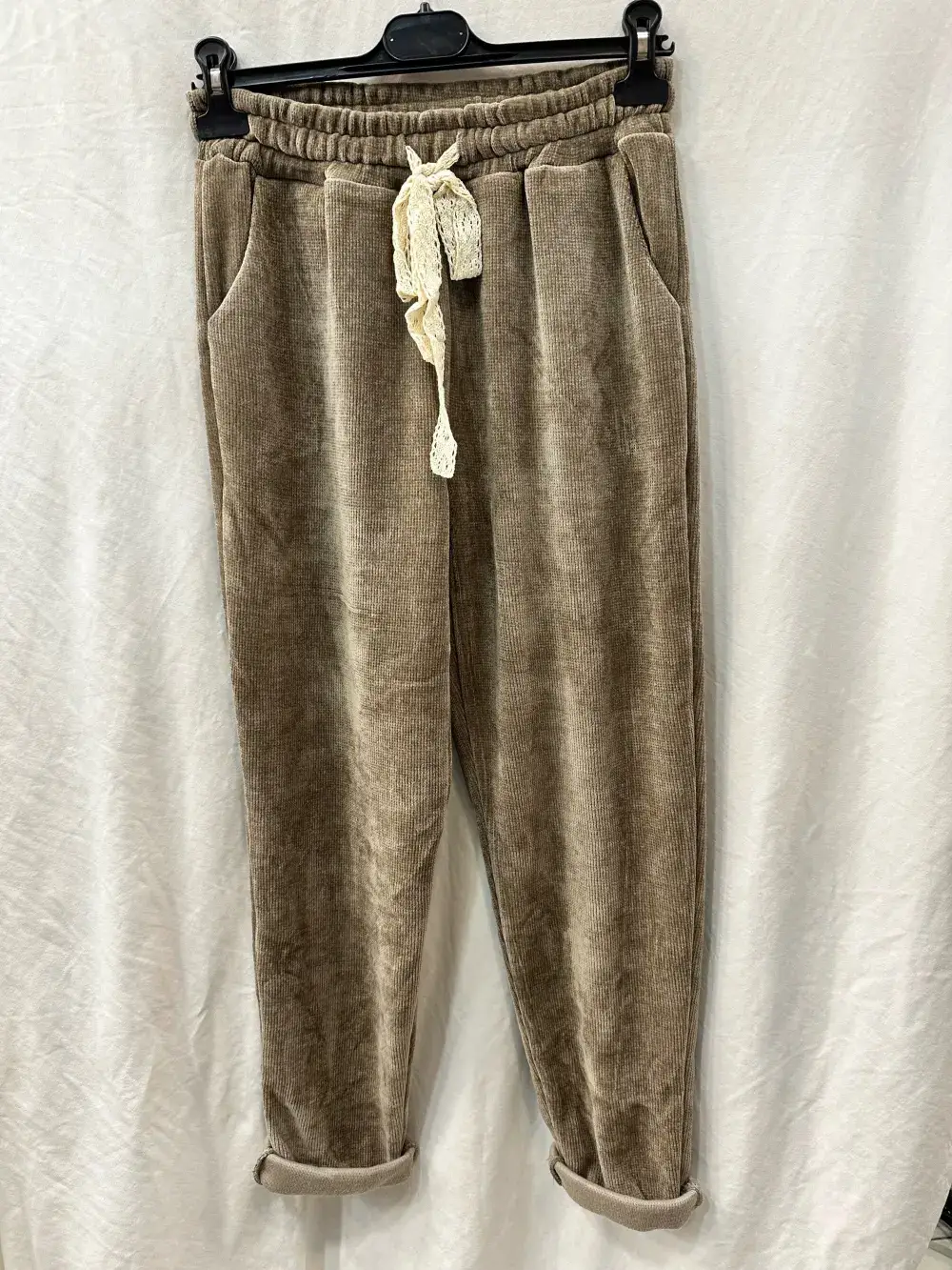 Mimi & Gogo – wholesale Mjukis- och joggingbyxor – Dam – Velour joggingbyxor med spets och resår i midjan, två fickor, one size för storlek 36–421