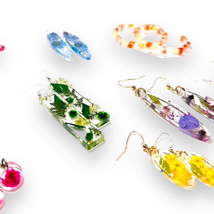 Pressede blomsterøreringe/ægte blomsterøreringe/harpiksblomst for engroshandel hos Janine’s Jewelry Design