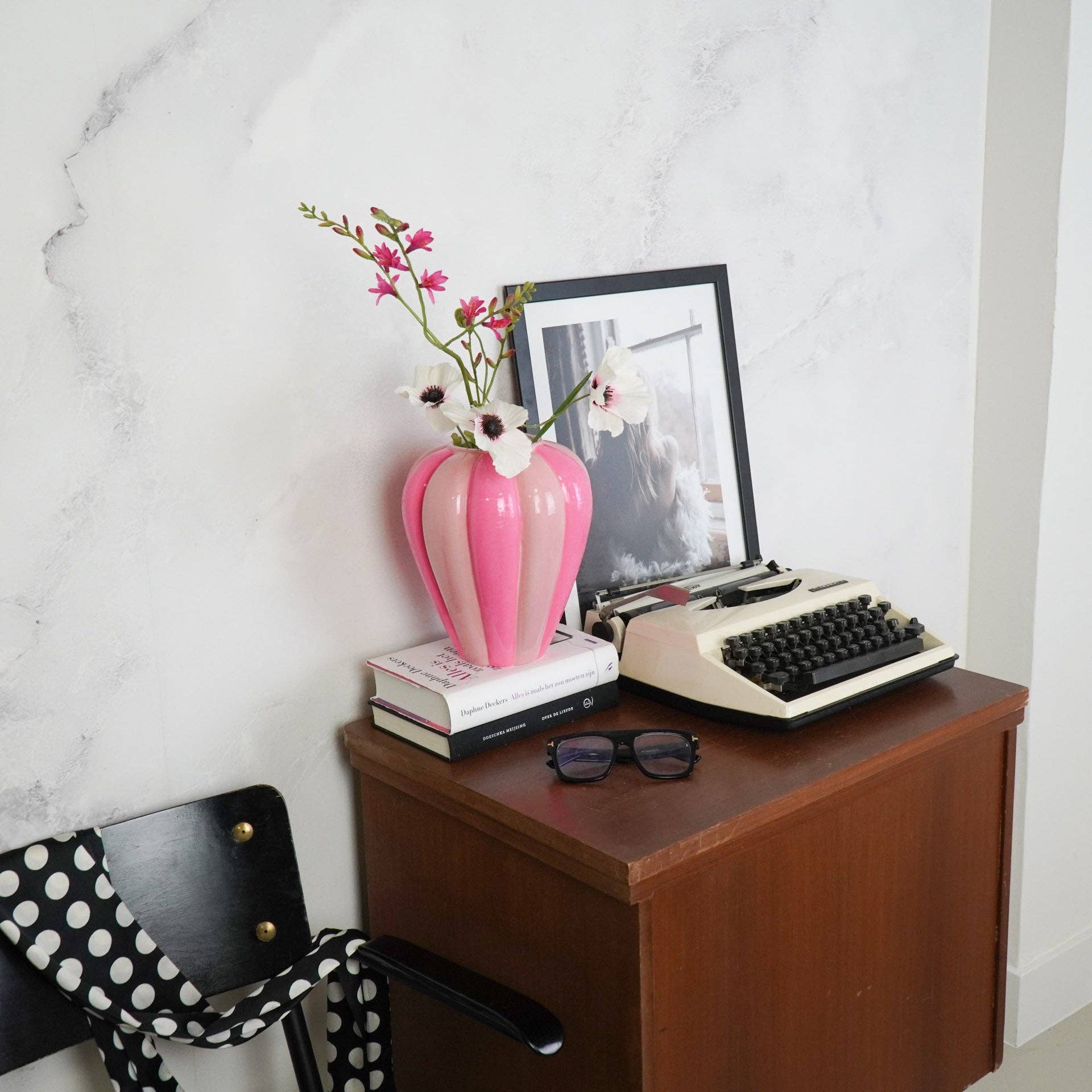 Housevitamin bv - Wholesale Vase - Flower Vase- Swirl Vase-Ceramic- Neon Pink/ Light Pink- 20x20x21,5 cm3