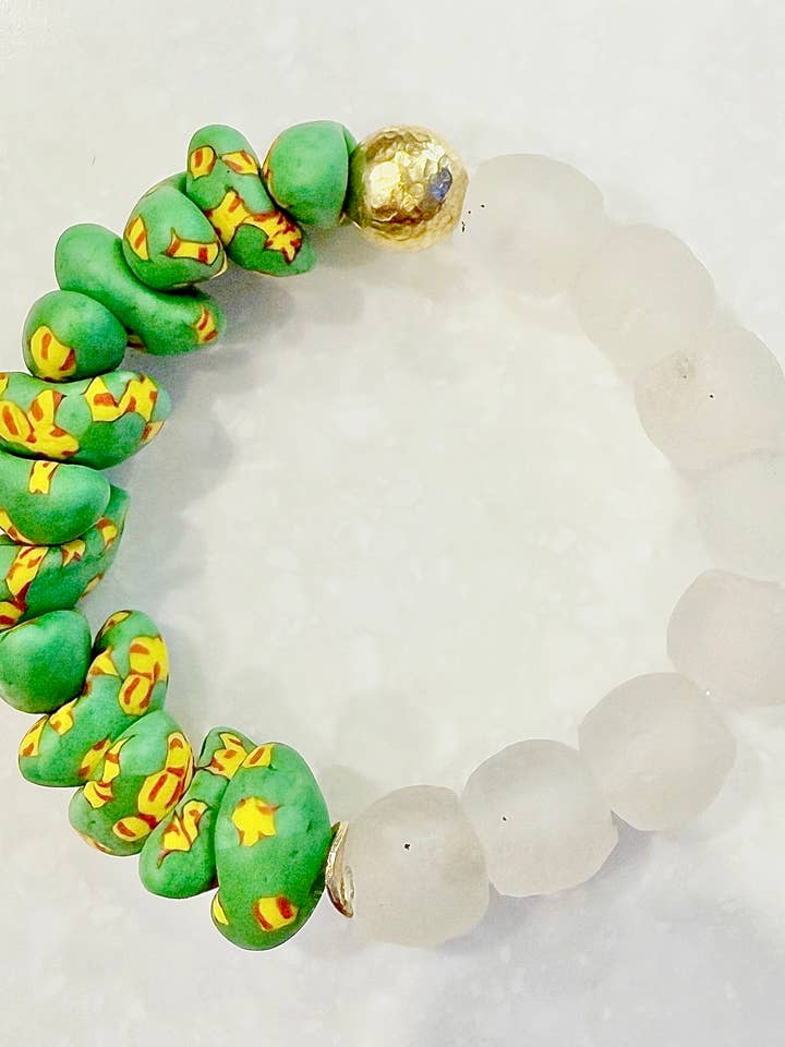 Stretch-Stapelarmband aus recycelten Kanu-Glasperlen — Grün für den Großhandel von GentrybyJenna