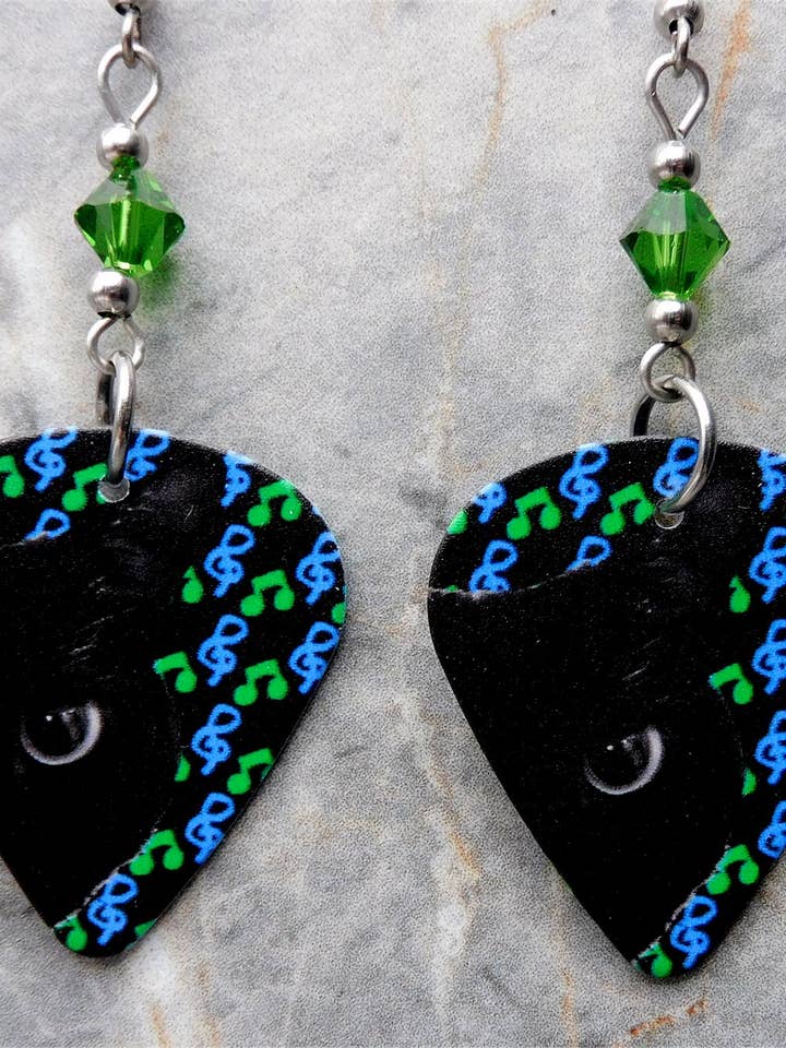 Orecchini a plettro con gatto nero su sfondo di simboli musicali per la vendita all'ingrosso da parte di Simply Raevyn