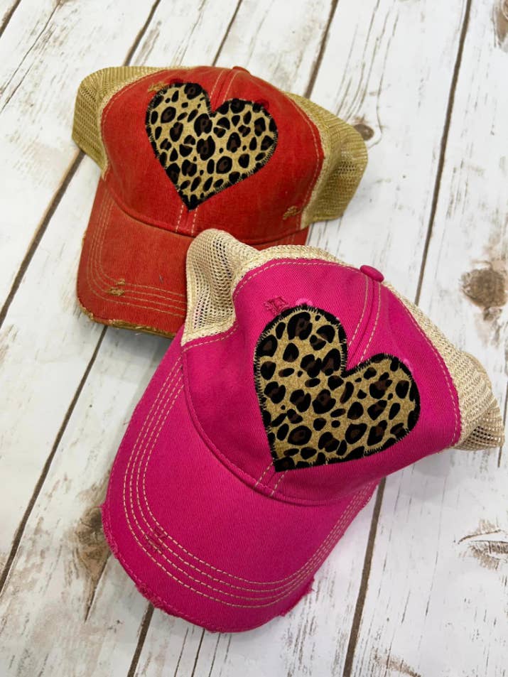 Chapeau Dirty Trucker en forme de cœur de léopard pour la vente par Sweet Texas Treasures