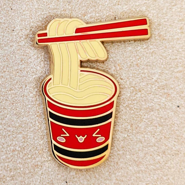 Badge à épinglette en émail avec nouilles ramen épicées pour la vente par SmallRiniLady