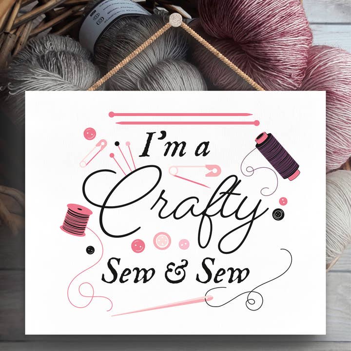 P3914 - Crafty Sy og sy syværelse tema gaveide Hangi for engroshandel hos Vivid Squid Wholesale