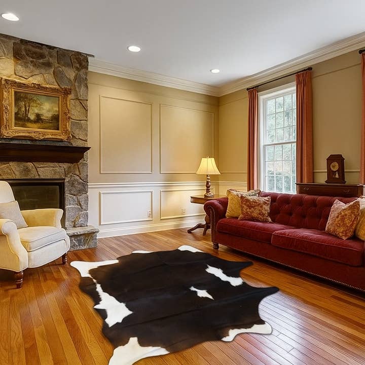 Tapis en peau de vache exotique tricolore marron foncé et blanc pour la vente par ventinots