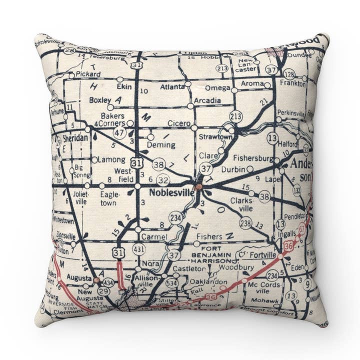 Coussin Carte de Noblesville Indiana – Coussin Carré 18" pour la vente par Daisy Mae Designs