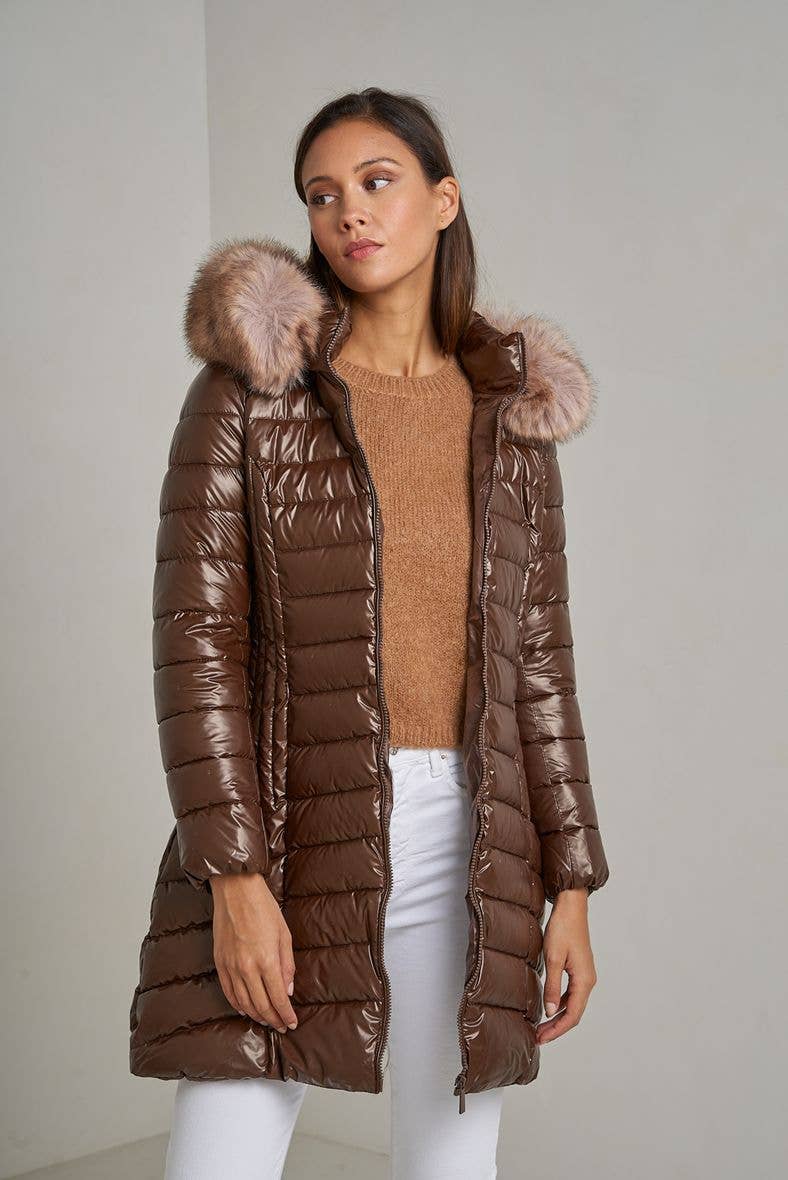 Attrait Paris – Großhandel Pufferjacke – Damen – Metallic lange Steppjacke mit Fell am Kapuzenrand12