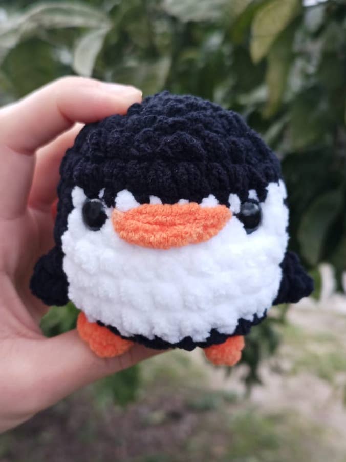 Handgefertigter Pinguin-Schlüsselanhänger – Amigurumi-Accessoire aus Samtgarn für den Großhandel von KLABELGIFT