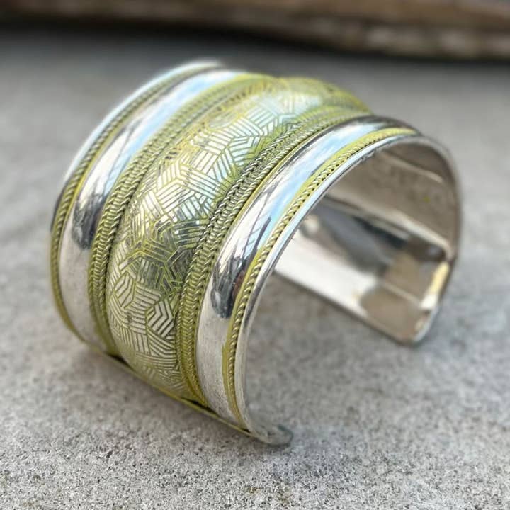 Bracciale a polsino fatto a mano dal design vintage Hippie Gypsy per la vendita all'ingrosso da parte di Lungta Imports