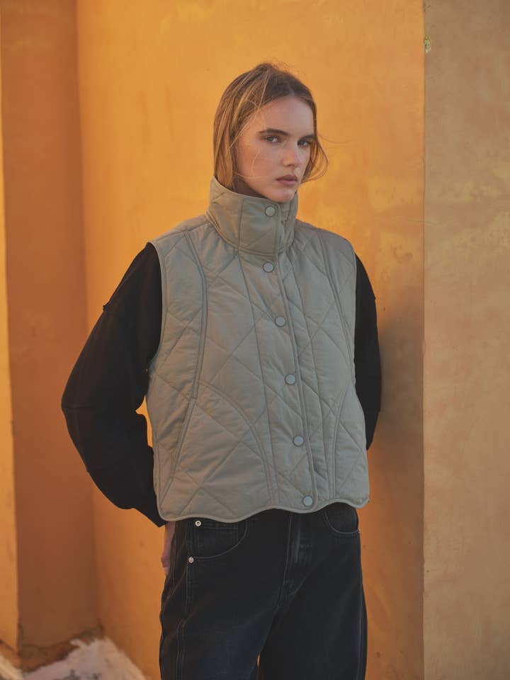 Aaron & Amber - Wholesale Outerwear Vest - Women's - MAJ2990 WAVE HEM QUILTED VEST