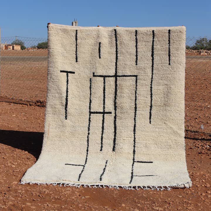 Tapis blanc Beni-Ouaraine fait main marocain
pour la vente par MUSMUSRUGS