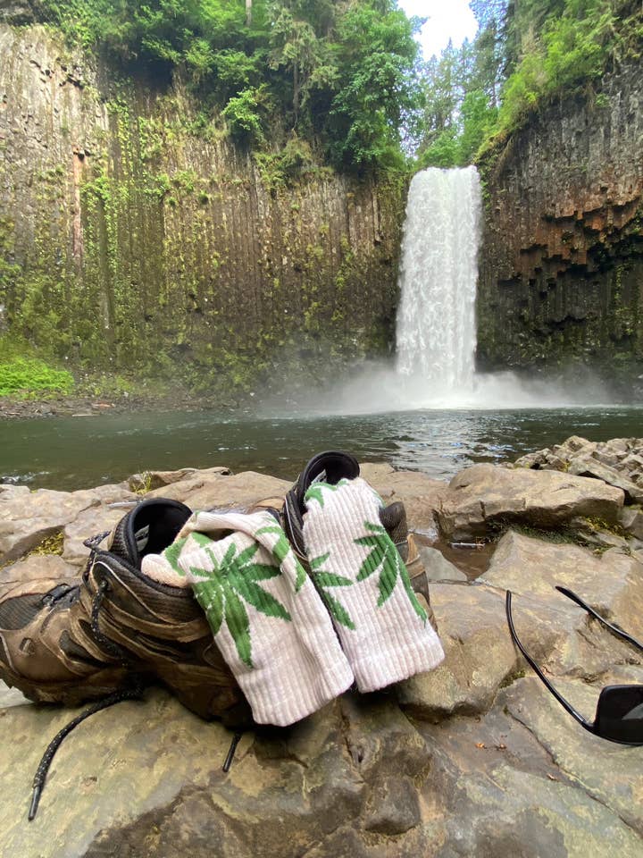 Hemptopia - Vente Chaussettes – unisexe - Chaussettes en chanvre Hemptopia, motif feuille de chanvre1