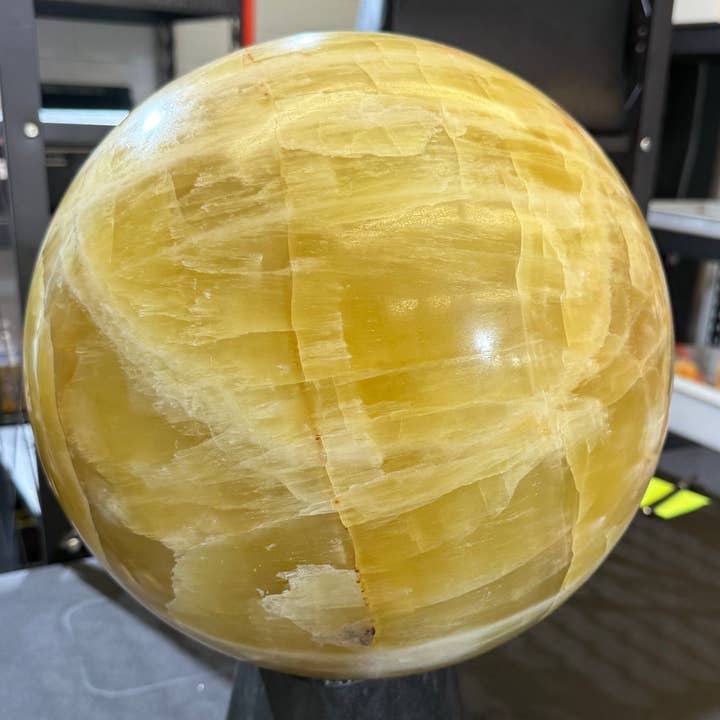 Sphère de calcite citron de 38 kg pour la vente par Metaphysical & Healing Crystals