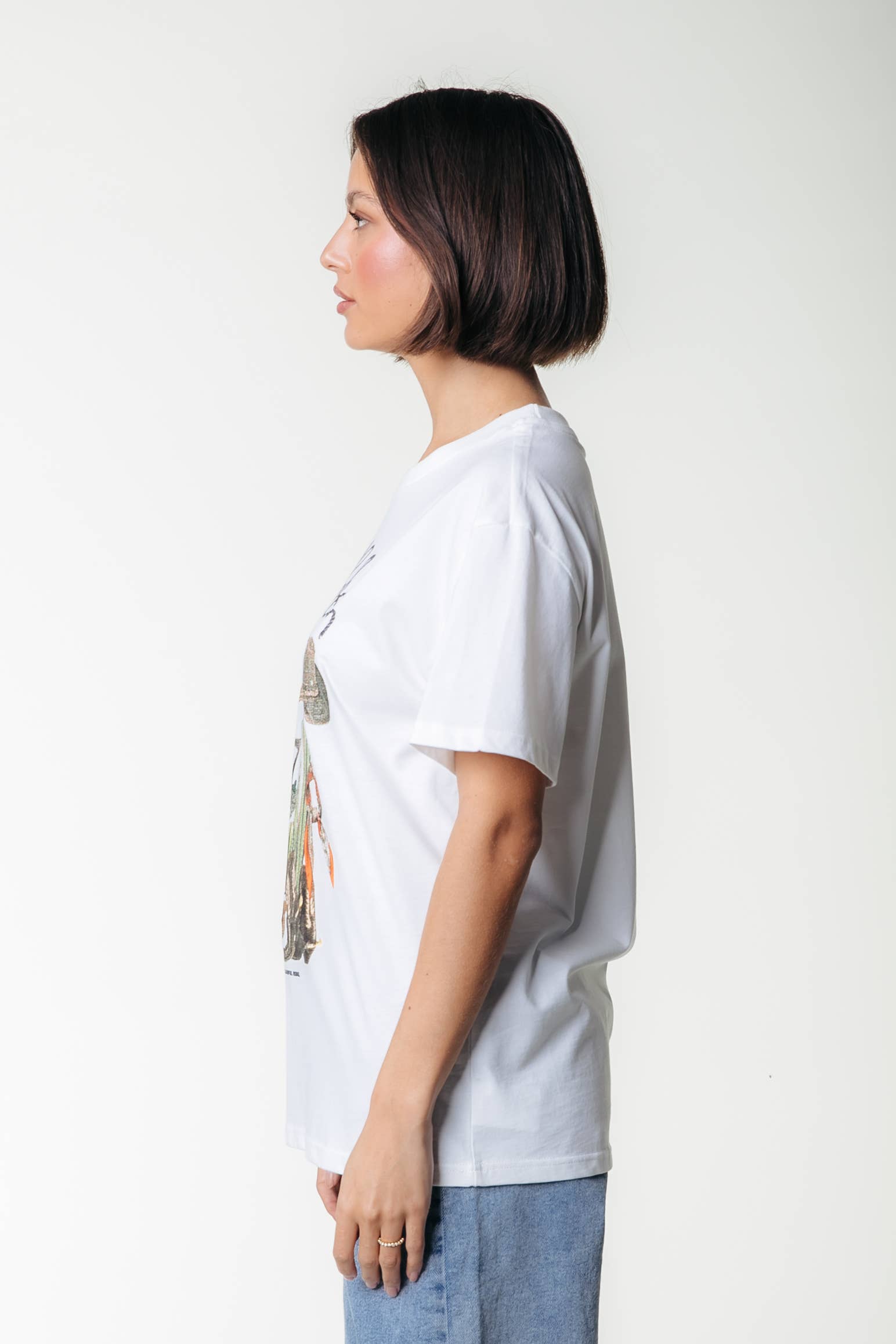 Branco padrão T-shirt Cowgirl Colourful Rebel | Branco padrão para venda a revendedores na Faire4