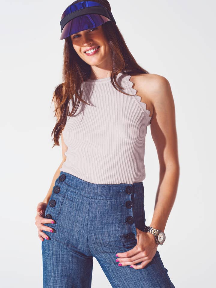 Top con collo all'americana a coste e finitura smerlata beige per la vendita all'ingrosso da parte di Q2—All Orders:Free Duties for the US,UK,and Canada