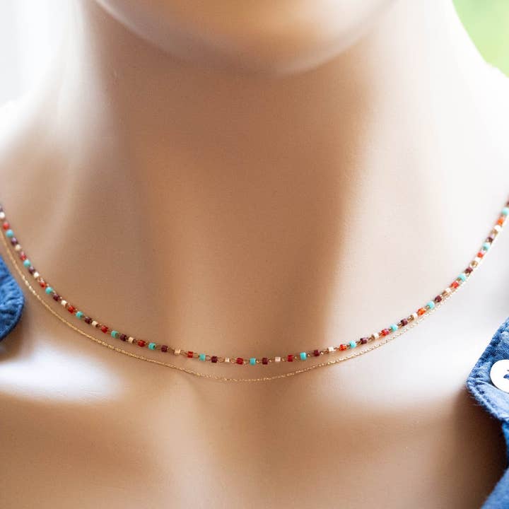 Minimalistische, delicate halsketting//designjuwelen//fijn vergulde ketting//Japanse glaskralen//handgemaakte creatie voor wholesale door Atelier Vivienne