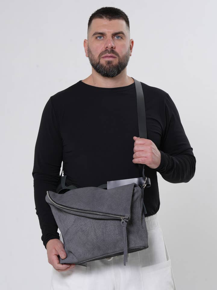 Sac bandoulière structuré en cuir pour homme, gris pour la vente par Metamorphoza