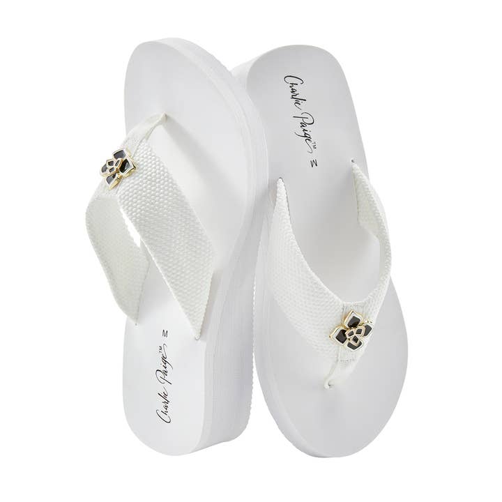 Tongs fleuries à bretelles larges, blanches pour la vente par Charlie Paige