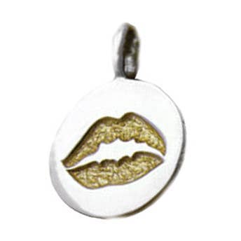 Breloque Kiss Kiss Golden Lips en argent sterling et or pour la vente par Cynthia Gale New York