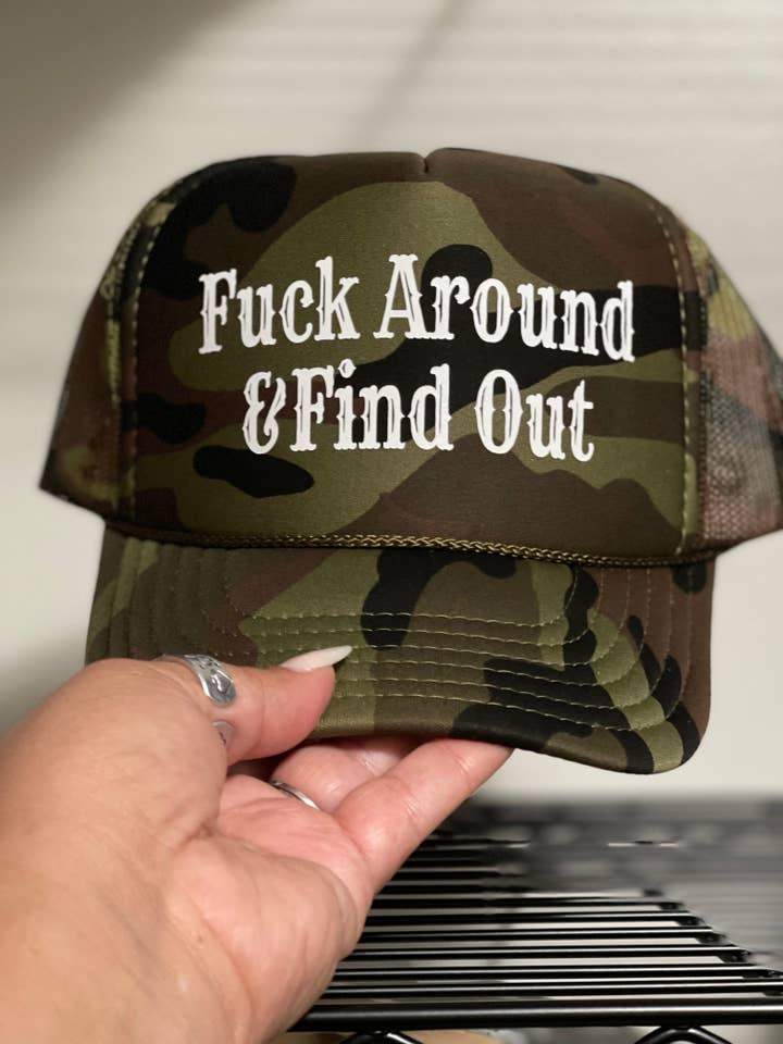 F*ck & Find Out Trucker pour la vente par Hill + Hyde&Co