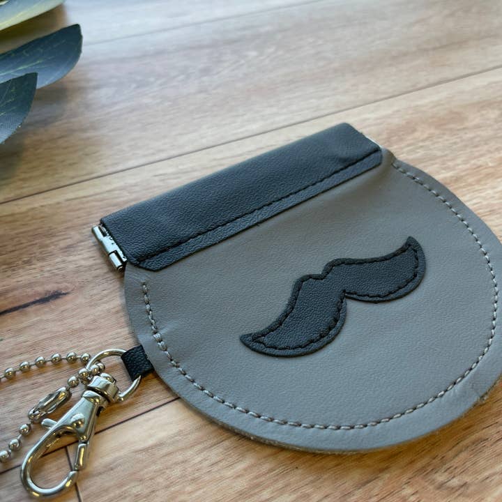 Overskæg møntpung, læderskiftepung, knivpung for engroshandel hos Mally Designs