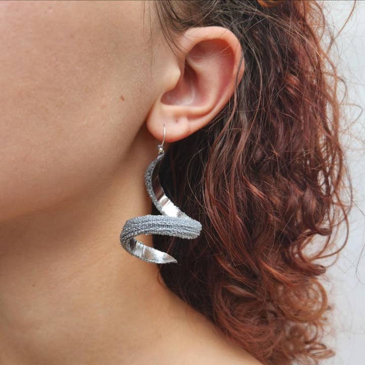 Spiralvågsörhänge för wholesale av Tzuri Gueta