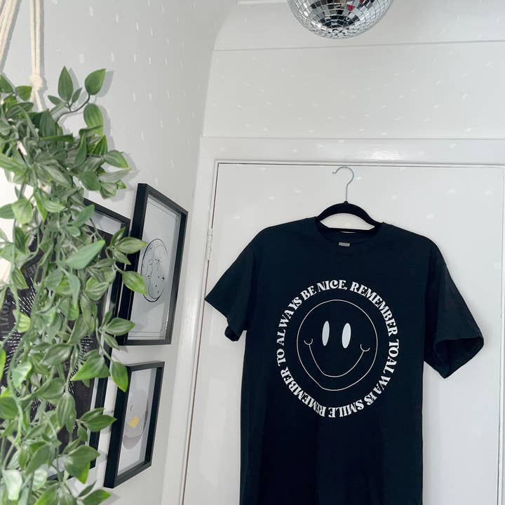 Vergeet niet om altijd gelukkig te zijn T-shirt | Happiness T-shirt | Happy T-shirt | Smiley Face T-shirt voor wholesale door WeareGMD