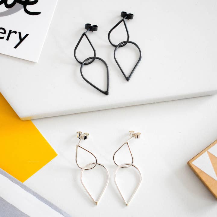 Goujons pendants en forme de larme pour la vente par Claire Lowe Jewellery