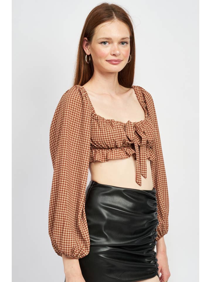 MARROM TOP RECORTADO DE ALGODÃO COM DECOTE QUADRADO E DETALHES DE BABADOS para venda a revendedores na Faire2